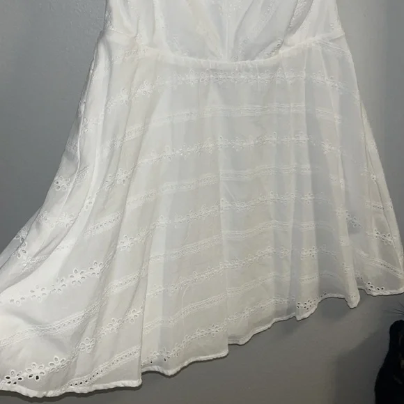 White eyelet dress with open back and thicker straps. Brand new, never worn! - Picture 3 of 7
